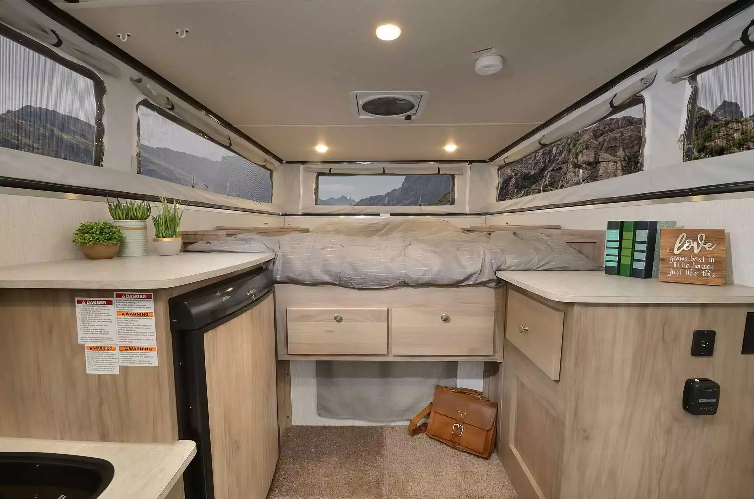 Real-Lite Truck Campers Gallery Image